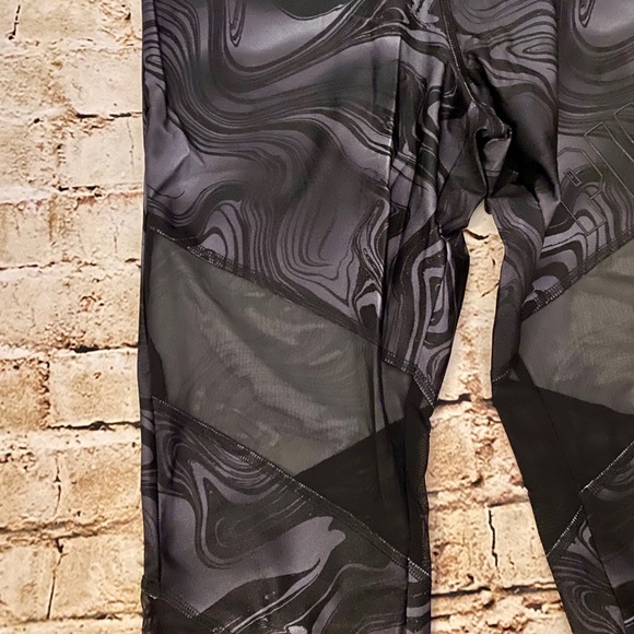 NWOT Victoria’s Secret Ultimate Mesh Leggings - Picture 4 of 7